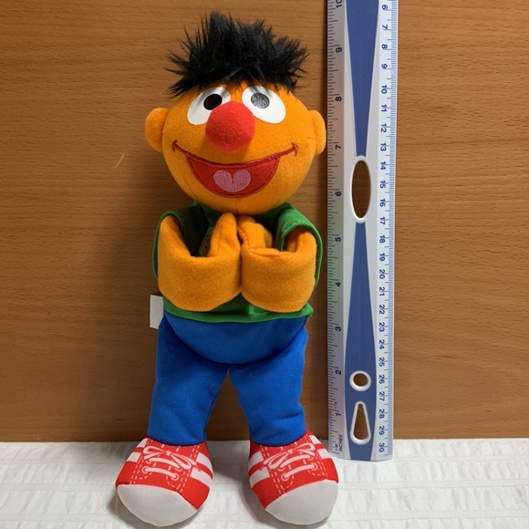 Ernie Hugs Forever Friends - Sesame Street by Hasbro - Picture 3 of 9